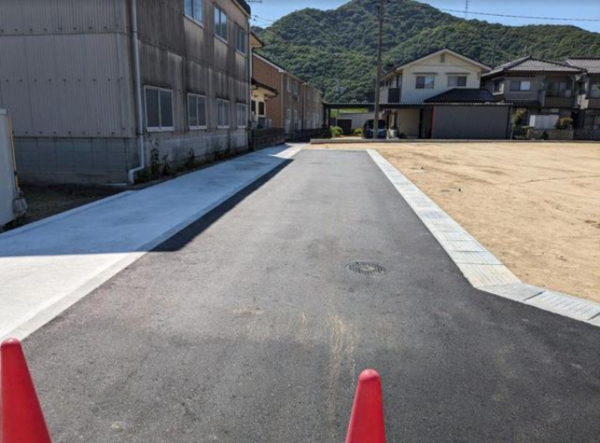 福山市御幸町大字中津原、土地の前面道路を含む現地写真画像です