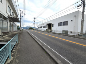 府中市中須町、収益物件/住宅付店舗の前面道路を含む現地写真画像です