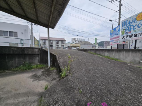 府中市中須町、収益物件/住宅付店舗の前面道路を含む現地写真画像です