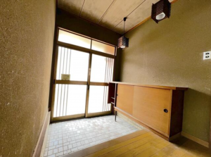 福山市緑陽町、中古一戸建ての玄関画像です