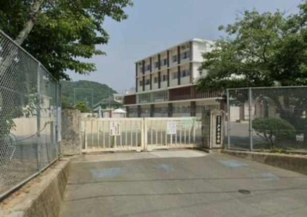 福山市新市町大字戸手、土地の中学校画像です