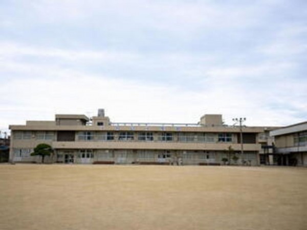 福山市多治米町、土地の小学校画像です