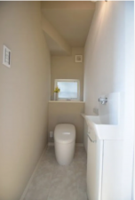 福山市南蔵王町、新築一戸建てのトイレ画像です