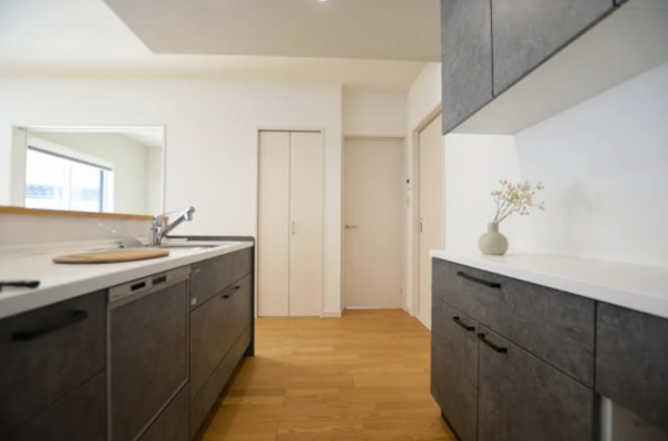 福山市南蔵王町、新築一戸建てのキッチン画像です