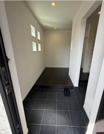 福山市千田町、中古一戸建ての玄関画像です