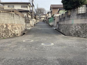 福山市幕山台、中古一戸建ての前面道路を含む現地写真画像です