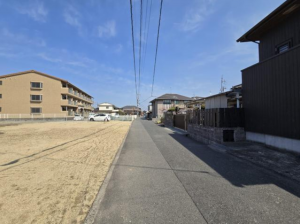 福山市川口町、土地の前面道路を含む現地写真画像です