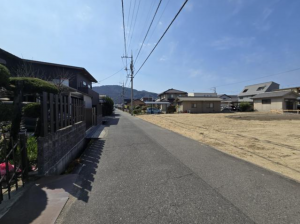 福山市川口町、土地の前面道路を含む現地写真画像です