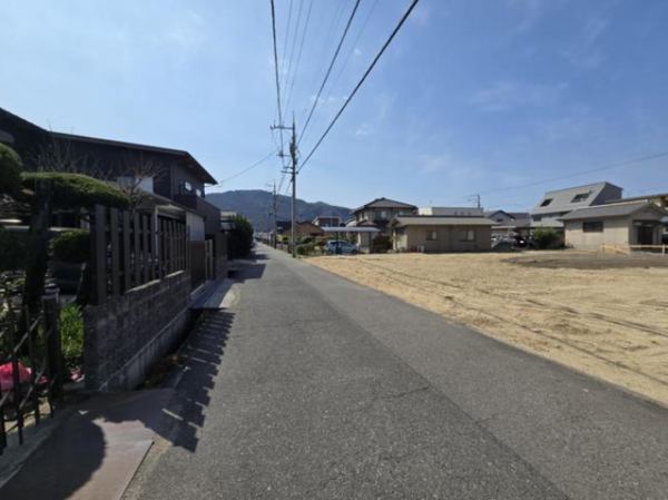福山市川口町、土地の前面道路を含む現地写真画像です