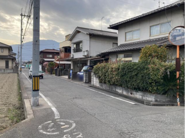 福山市川口町、土地の前面道路を含む現地写真画像です