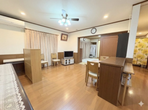 福山市伊勢丘、中古一戸建ての居間画像です