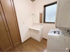 福山市伊勢丘、中古一戸建ての洗面画像です