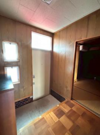 福山市山手町、中古一戸建ての玄関画像です