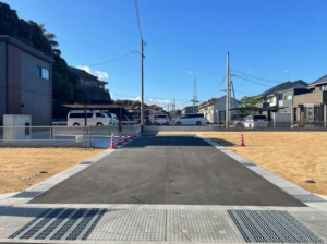 福山市春日町、土地の前面道路を含む現地写真画像です