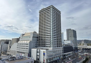 福山市東桜町、マンションの外観画像です