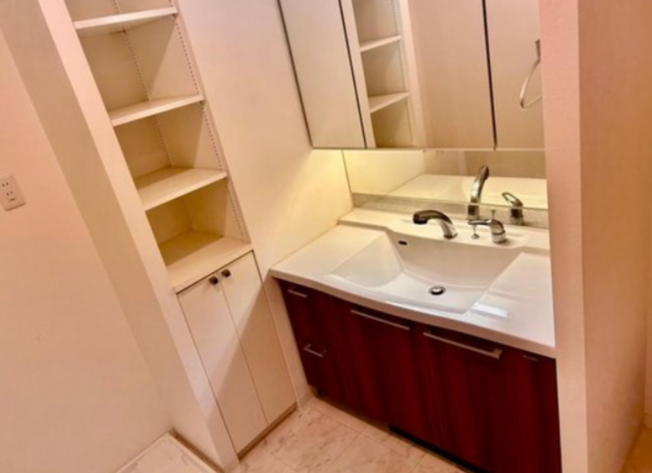 福山市東桜町、マンションの洗面画像です