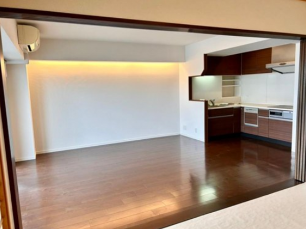 福山市東桜町、マンションの居間画像です