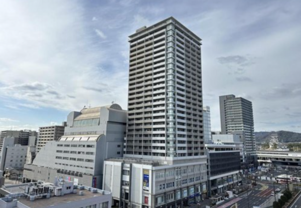 福山市東桜町、マンションの外観画像です