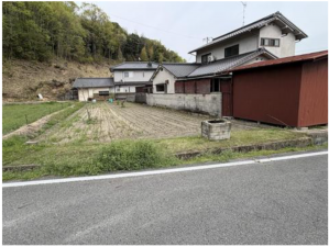 福山市芦田町大字上有地、中古一戸建ての前面道路を含む現地写真画像です