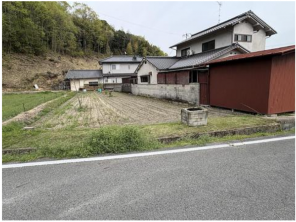 福山市芦田町大字上有地、中古一戸建ての前面道路を含む現地写真画像です