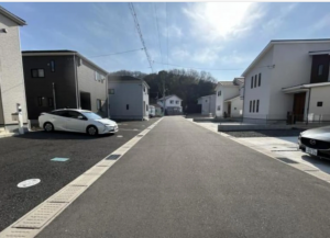 福山市、中古一戸建ての前面道路を含む現地写真画像です