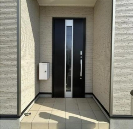 福山市、中古一戸建ての玄関画像です