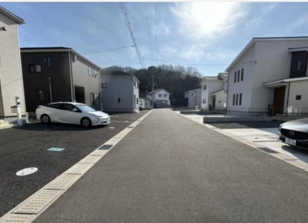 福山市、中古一戸建ての前面道路を含む現地写真画像です