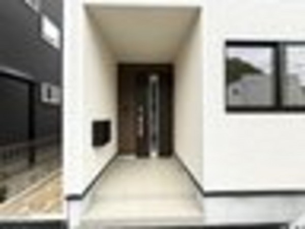 福山市、新築一戸建ての玄関画像です
