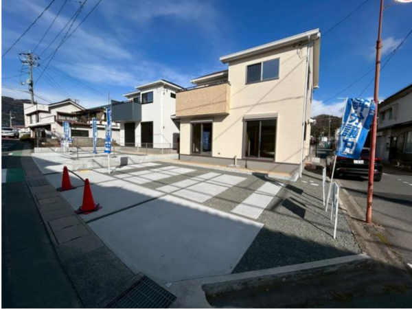 府中市元町、新築一戸建ての前面道路を含む現地写真画像です