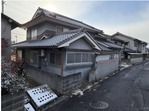 福山市新市町大字戸手、中古一戸建ての前面道路を含む現地写真画像です