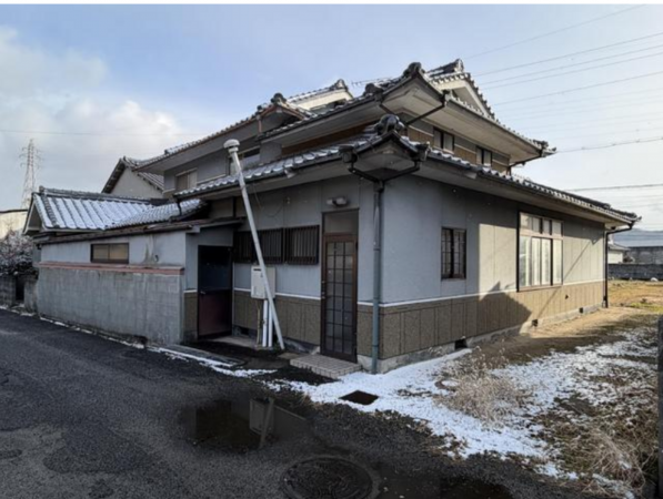 福山市新市町大字戸手、中古一戸建ての前面道路を含む現地写真画像です