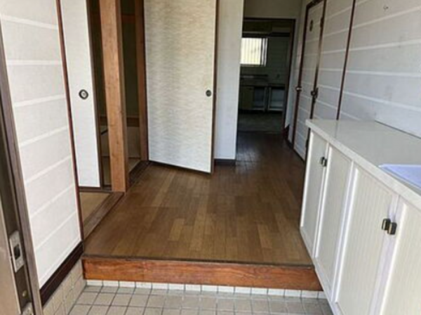 府中市中須町、中古一戸建ての玄関画像です
