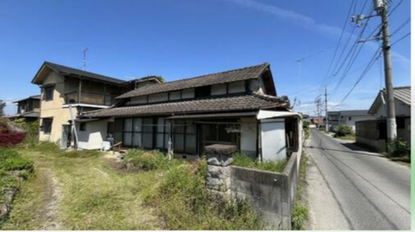福山市、中古一戸建ての前面道路を含む現地写真画像です