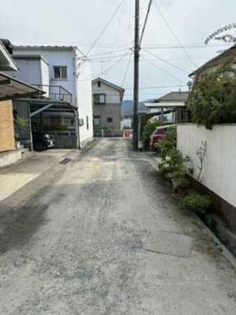 福山市川口町、土地の前面道路を含む現地写真画像です