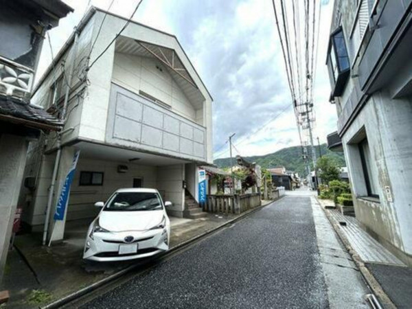 府中市府中町、中古一戸建ての前面道路を含む現地写真画像です