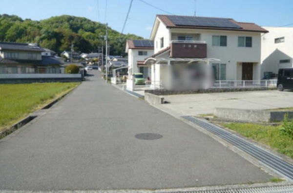 福山市加茂町大字下加茂、土地の前面道路を含む現地写真画像です