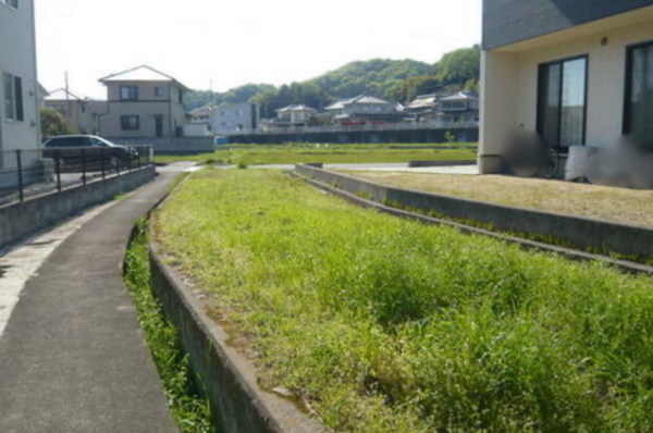 福山市加茂町大字下加茂、土地の前面道路を含む現地写真画像です