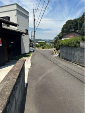 福山市、中古一戸建ての前面道路を含む現地写真画像です