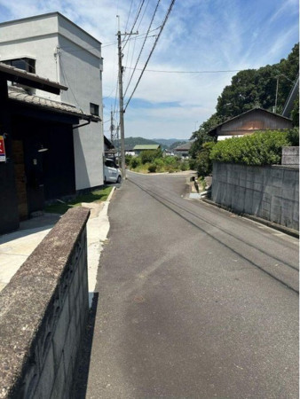 福山市、中古一戸建ての前面道路を含む現地写真画像です