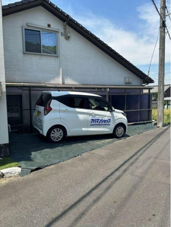 福山市、中古一戸建ての前面道路を含む現地写真画像です