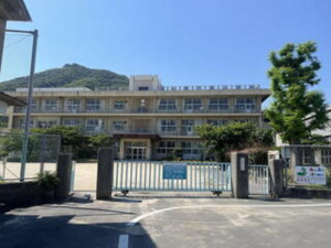 福山市山手町、新築一戸建ての小学校画像です