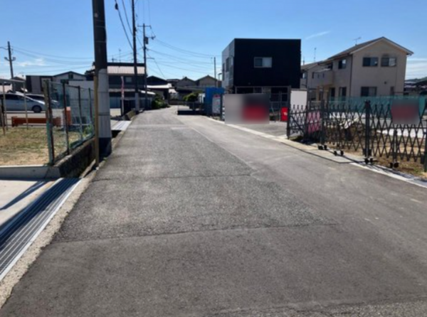 福山市駅家町大字倉光、新築一戸建ての前面道路を含む現地写真画像です