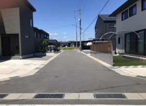 福山市、中古一戸建ての前面道路を含む現地写真画像です
