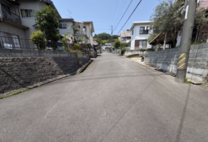 福山市蔵王町、中古一戸建ての前面道路を含む現地写真画像です