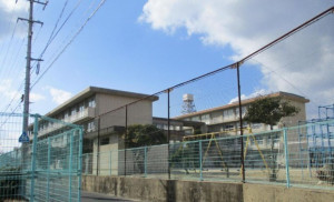 福山市駅家町大字近田、土地の小学校画像です