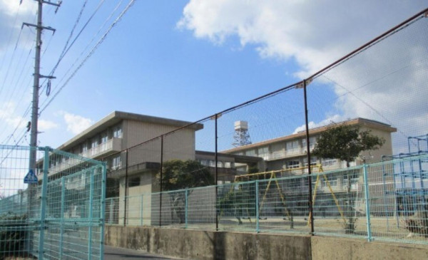 福山市駅家町大字近田、土地の小学校画像です