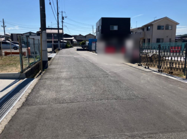 福山市駅家町大字倉光、新築一戸建ての前面道路を含む現地写真画像です