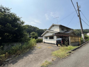 福山市、中古一戸建ての前面道路を含む現地写真画像です