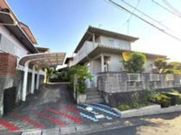 福山市幕山台、中古一戸建ての前面道路を含む現地写真画像です