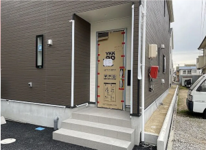 福山市南蔵王町、新築一戸建ての玄関画像です